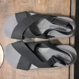 Barely worn Clark's cloud steppers black sandals 7.5